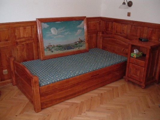 Cseresznye ágy,falburkolat,éjjeli