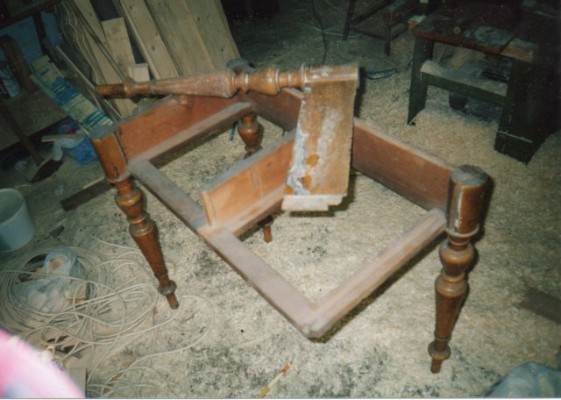 Íróasztal darabokban