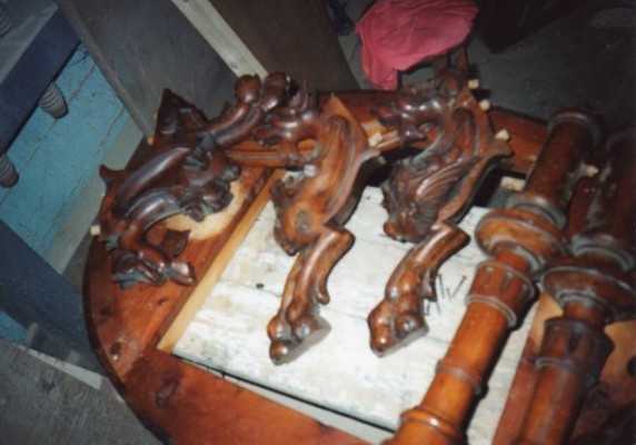 Asztal darabokban