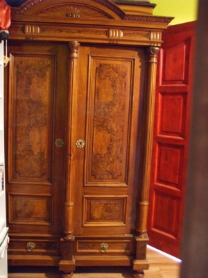 Oszlopos ruhásszekrény
