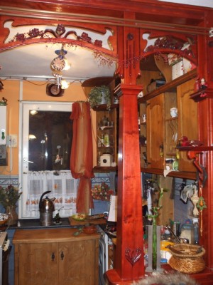 Szecessziós térelválasztó,viaszolt konyhabútor